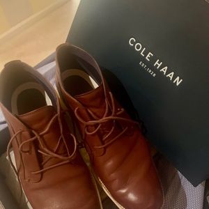 Cole Haan men’s boots beautiful and so very stylish size 9…brown. Beautiful!